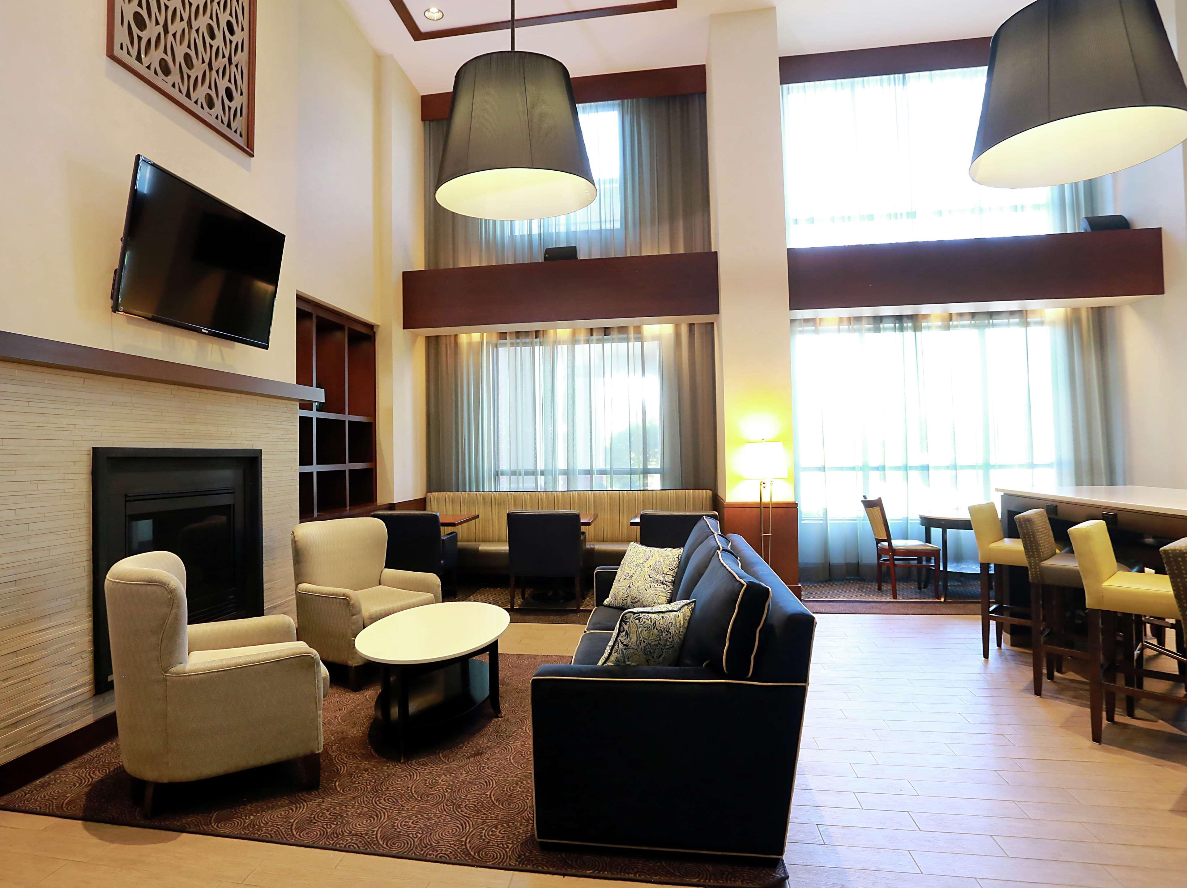 Hampton Inn & Suites Laval Exterior foto