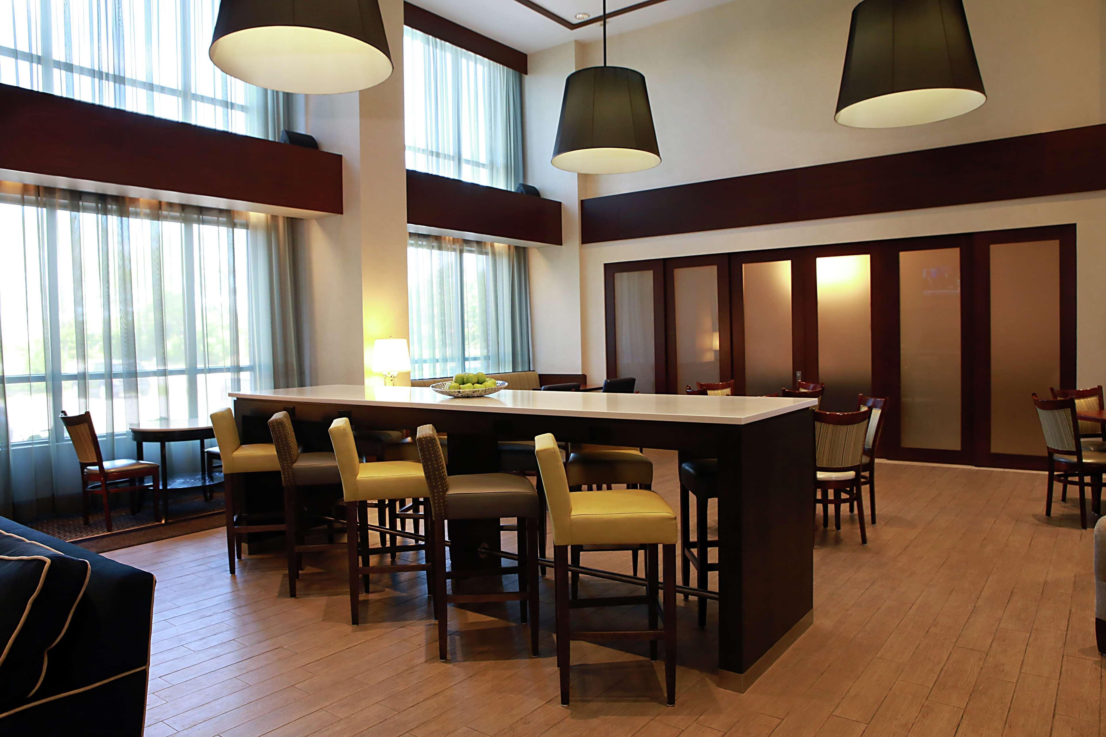 Hampton Inn & Suites Laval Exterior foto