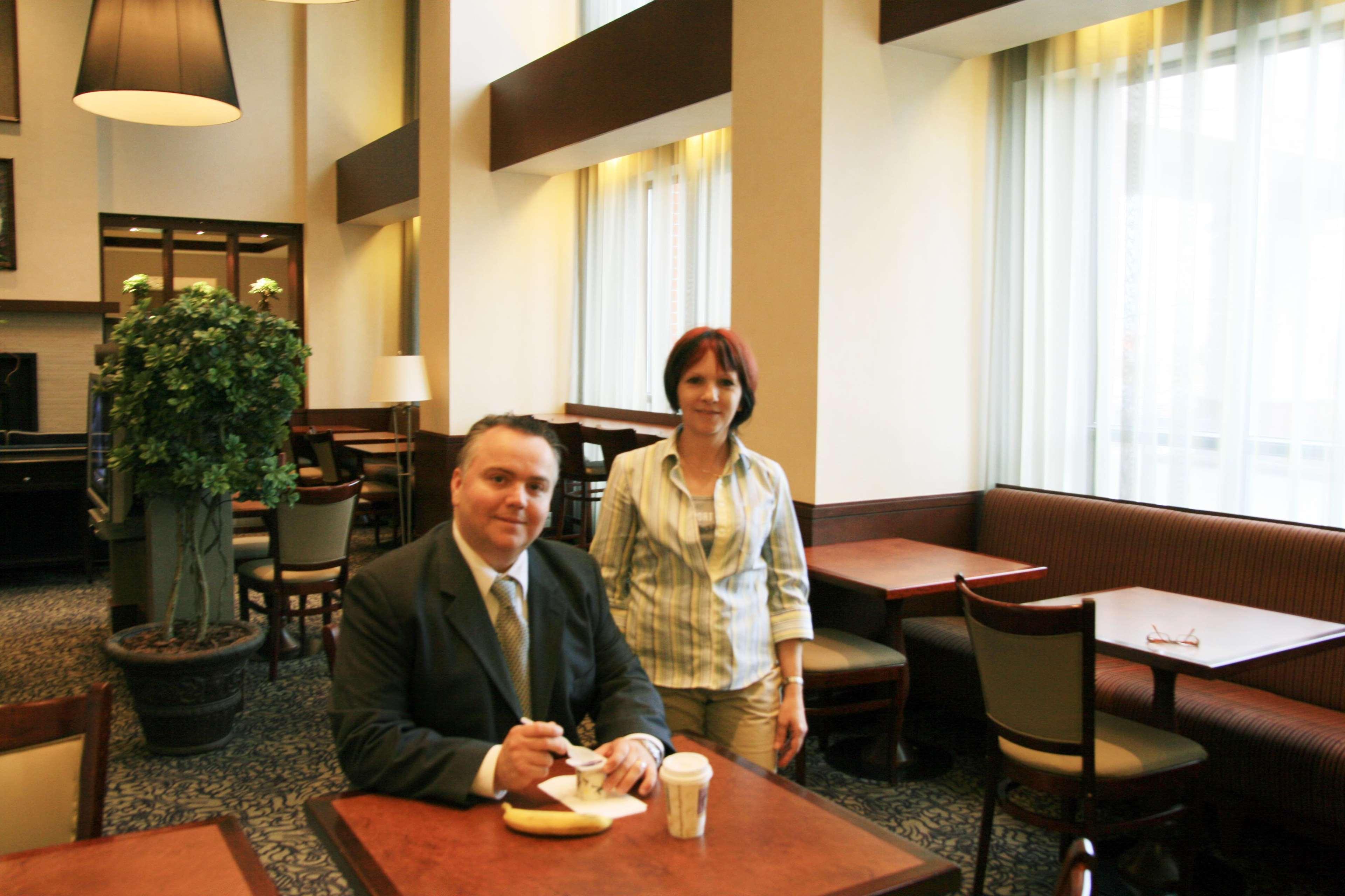 Hampton Inn & Suites Laval Restaurant foto