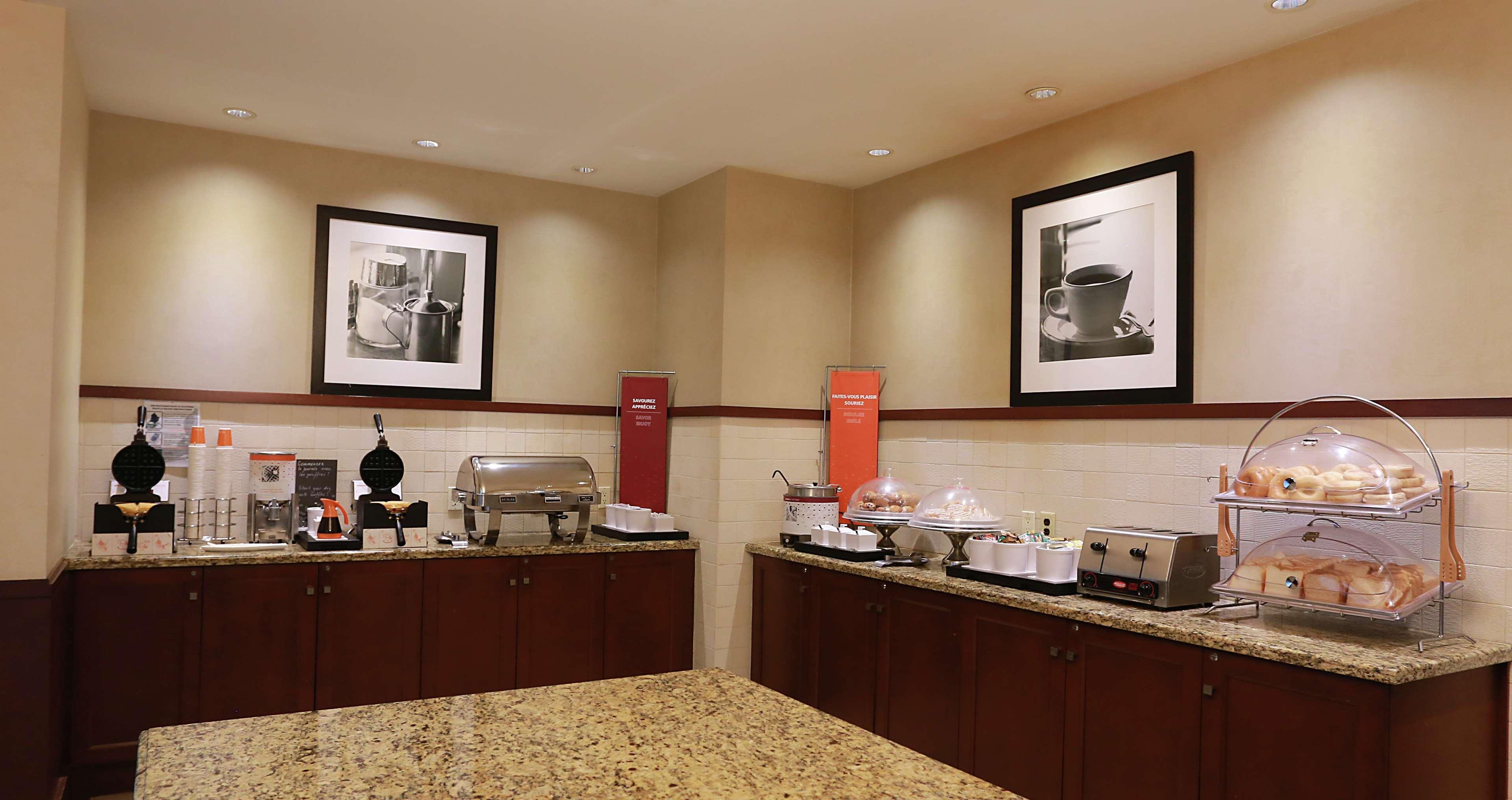 Hampton Inn & Suites Laval Exterior foto