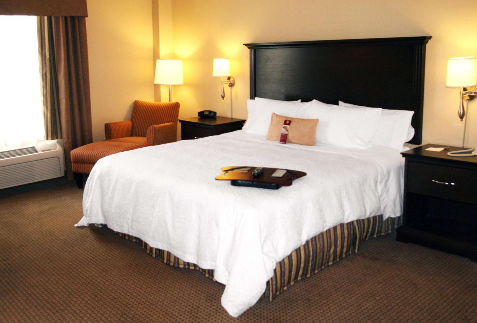 Hampton Inn & Suites Laval Exterior foto