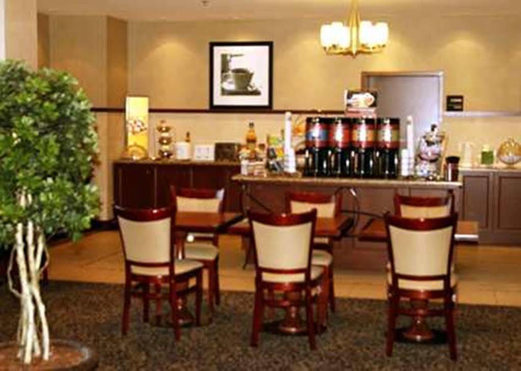 Hampton Inn & Suites Laval Exterior foto